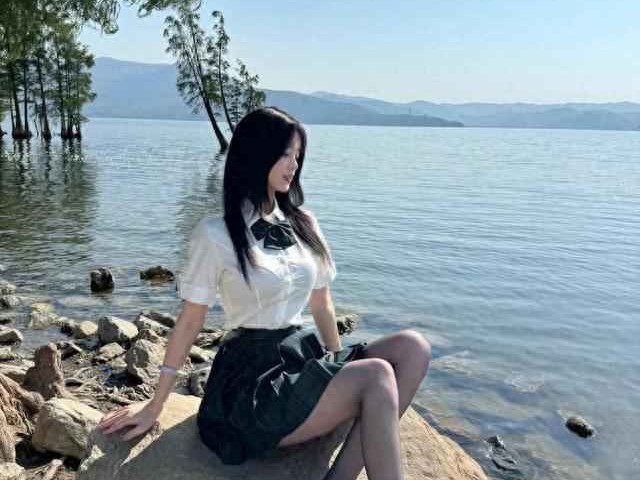 170+身高女生穿搭攻略：白衬衫配短裙，光脚穿出妩媚风情