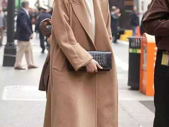 驼色大衣配啥色裤子最出彩？这份攻略让你穿对不撞衫