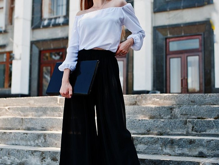 黑色裙子穿搭指南 这些颜色上衣让你美出新高度