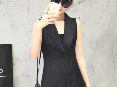 脸大女孩穿搭逆袭指南 选对衣领肩线轻松显脸小