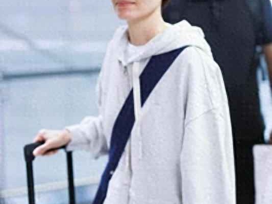 袁泉秋冬穿搭秘诀：羊剪绒大衣配铅笔裤皮短靴，显瘦又时髦