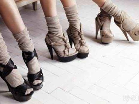 白色高跟鞋配袜子，这样穿才不会“翻车”