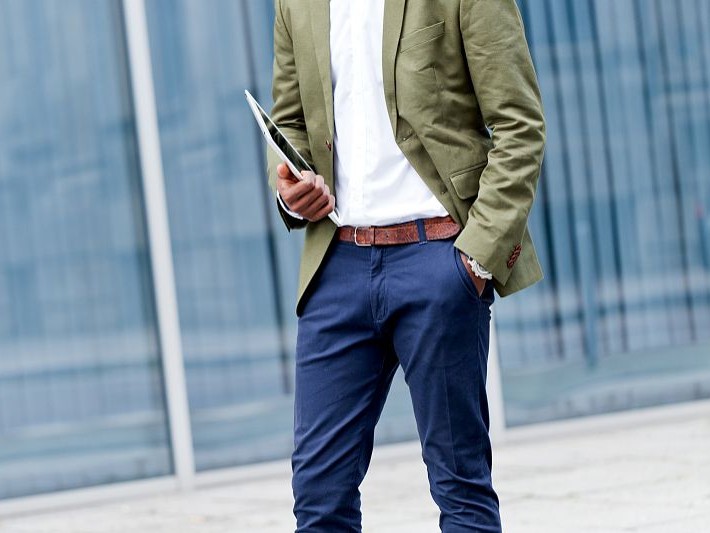 蓝色裤子短袖搭配全指南 穿出你的风格