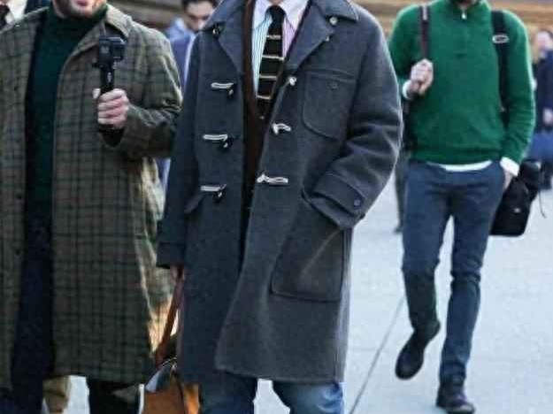 过年男生穿衣搭配：中老年男人冬天戴帽、衣不暗沉的实用指南