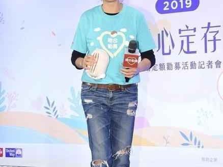 刘若英的平民穿搭：宽松上衣配牛仔裤，低调又时尚