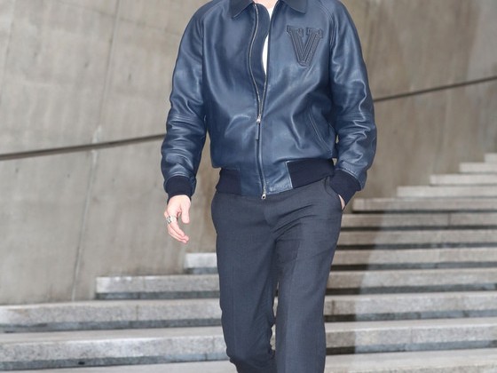 黑色衬衣外套搭配秘诀大公开