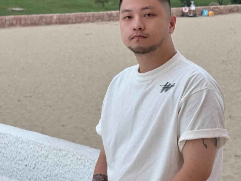 胖男生穿搭与发型指南：理什么发型显脸小选对这几种，帅气翻倍！