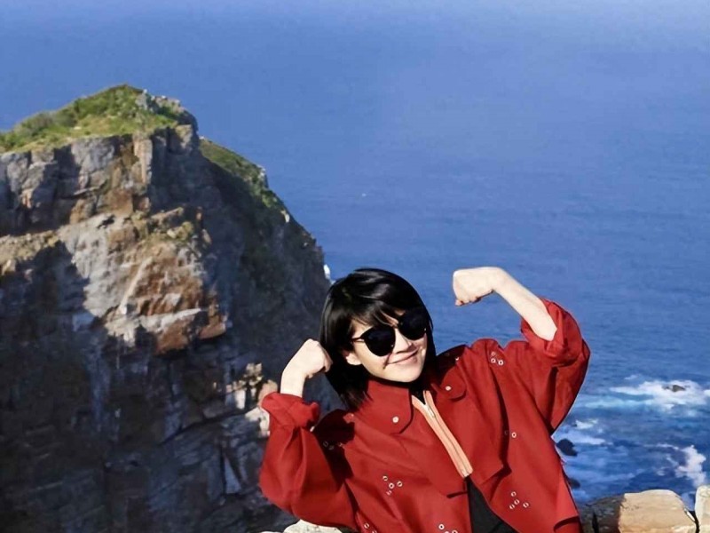 初秋旅游穿衣搭配：56岁许晴国外游，风衣+皮裤+短发，时髦又减龄