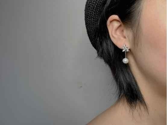 方脸耳钉挑选秘诀轮廓柔化颜值加分