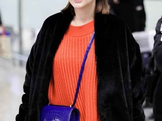 钟欣桐阿娇黑红穿搭解析：机场造型潇洒时髦气场全开