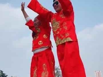 昆明街头，新中式穿搭正当时：传统美学融入春城日常