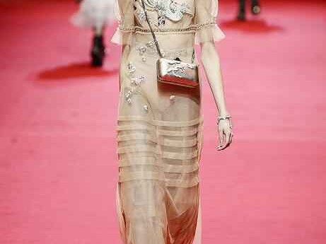 中式服饰秀：穿越千年的时尚盛宴，让你重新爱上东方美