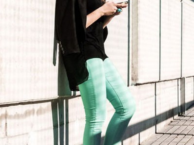 绿色五分裤穿搭爽翻天，这样配上衣美到没朋友