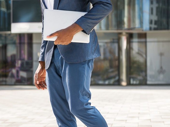 草绿色裤子搭配全攻略 从基础配色到高阶玩法一网打尽