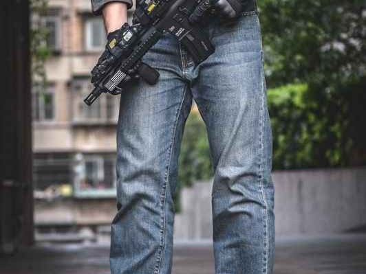 作战靴配裤子全攻略 从工装风到街头潮一篇搞定