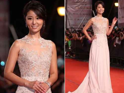 这件中式高领长裙，为啥能让你在人群里“跳”出来？