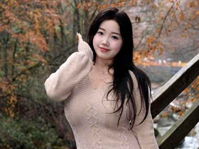 微胖女生夏季穿衣搭配秘籍：有肉身材穿出自信时尚