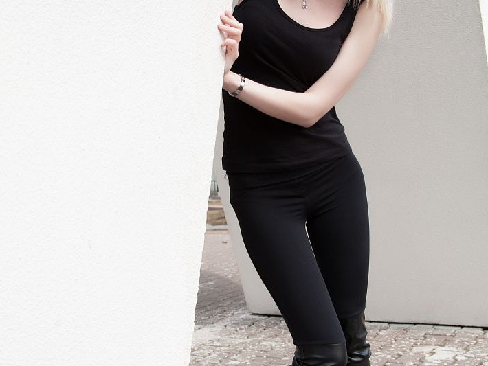 红鞋配什么裤子才好看 这些搭配思路让你时髦一整年