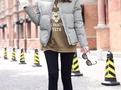 黑色短款羽绒服配裤子绝了 这样搭时髦不撞衫