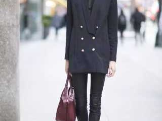 都市女郎的靴裙搭配经：穿出你的自在态度