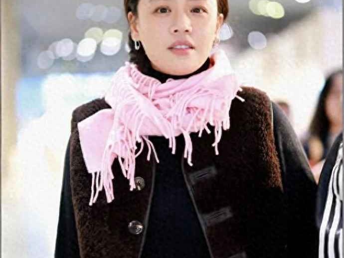 马思纯机场穿搭指南：毛衣+马甲+阔腿裤，轻松穿出明星范儿！