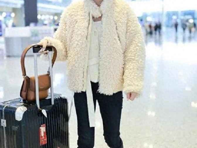 女学生冬季穿衣搭配潮：童瑶的羊羔绒外套时尚指南