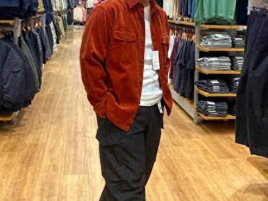 胖男人怎么穿衣搭配？穿搭和身材无关，看这些街拍胖男人的打扮，又胖又矮照样很有型