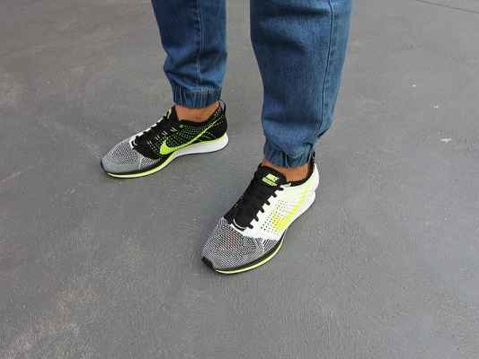 牛仔裤配鞋男士穿搭全攻略 从通勤到休闲风格一次掌握