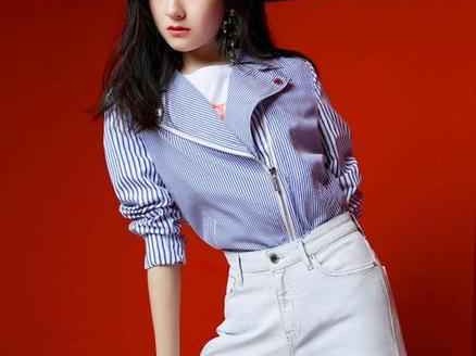 李兰迪沙滩活力穿搭：比基尼混搭牛仔短裤，光脚踩浪笑容甜炸了