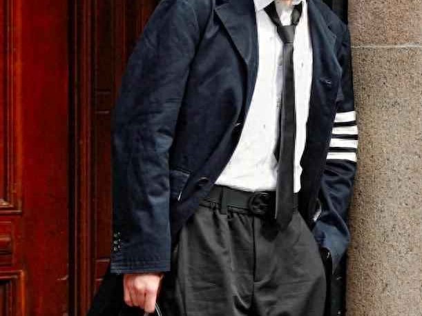 男人穿衣搭配指南：上海男人托特包造型惊艳街头，帅气有型又别致