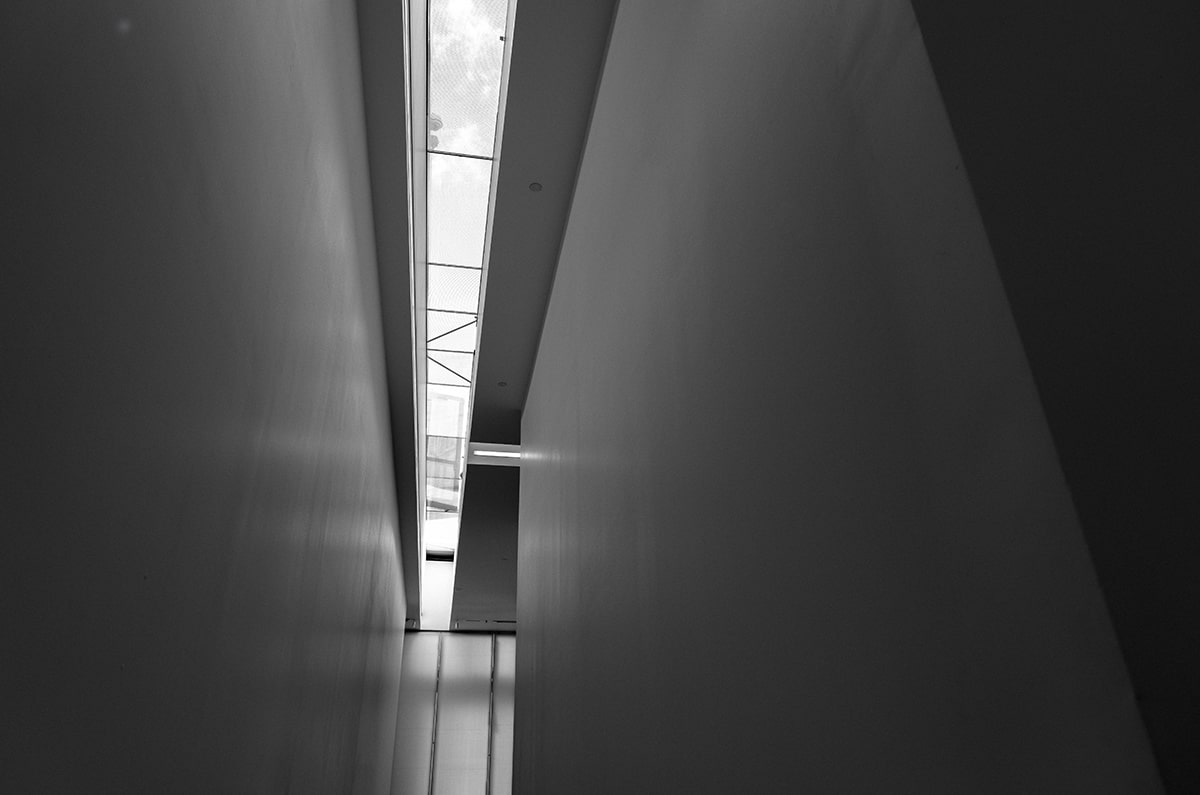 黑色吊带加件开衫 显瘦又有型的穿搭密码